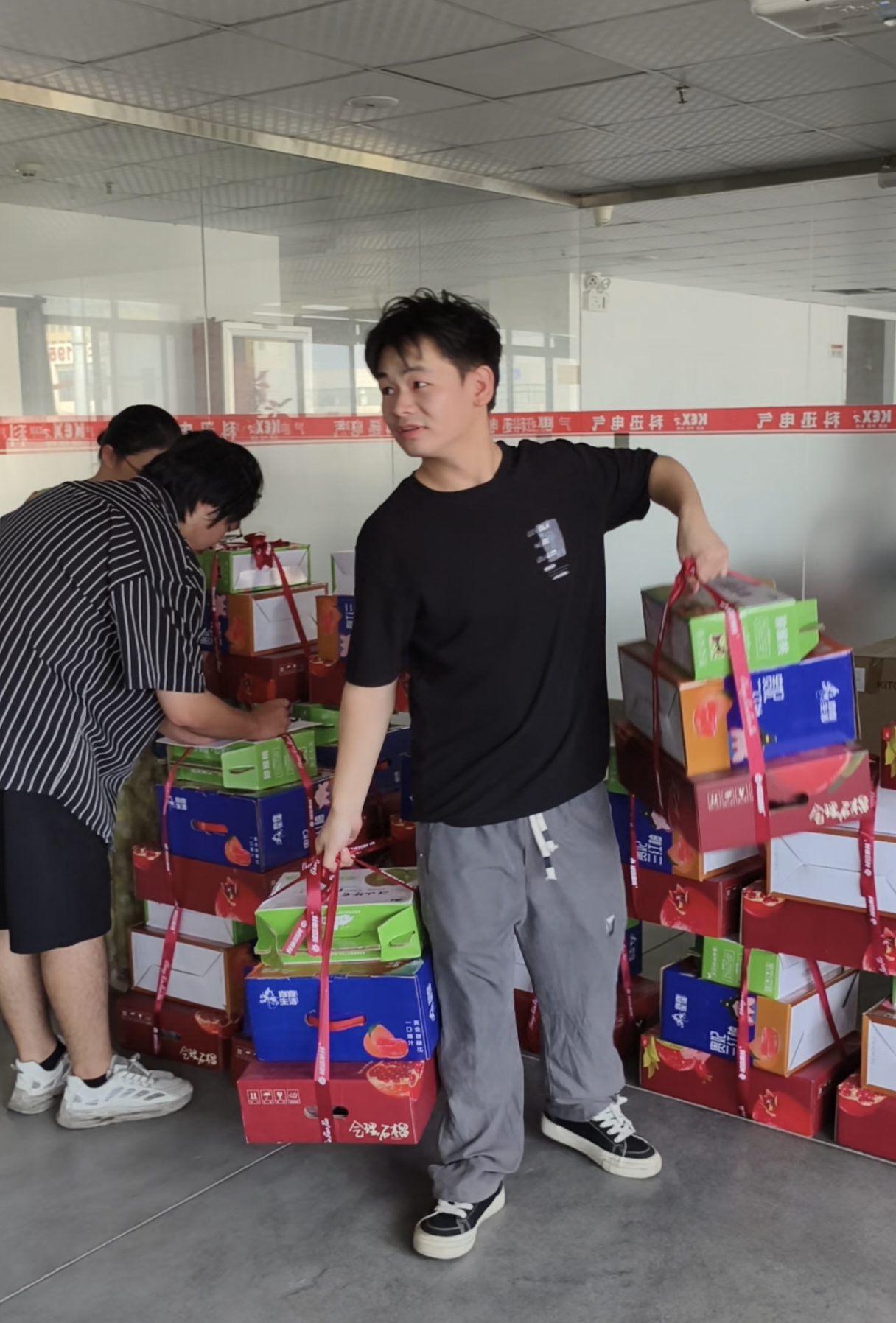 মিড-অটাম ফেস্টিভ্যাল উপলক্ষে, কেক্সুন ইলেকট্রিক প্রত্যেক কর্মচারীর জন্য চমৎকার উপহার বাক্স প্রস্তুত করেছে।